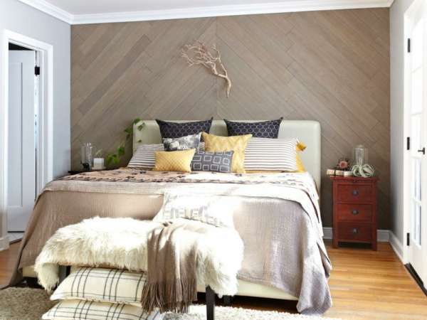 Un mur tapissé de bois comme décoration de la chambre à coucher