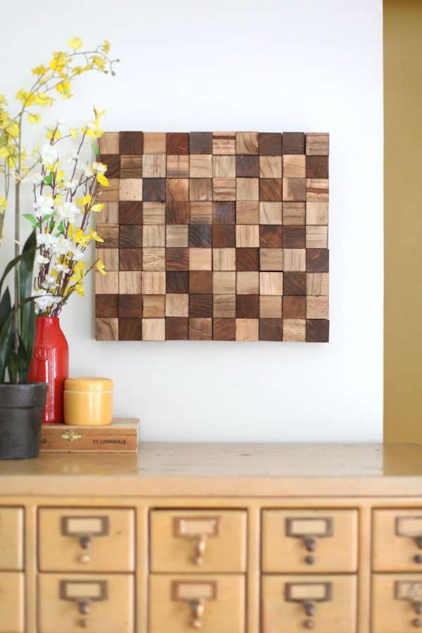 Un tableau en cubes de bois inspiré d'un échiquier comme décoration murale