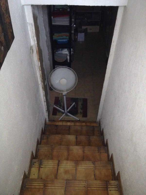 Cette personne a utilisé la fraîcheur du sous-sol et un ventilateur pour rafraîchir la maison