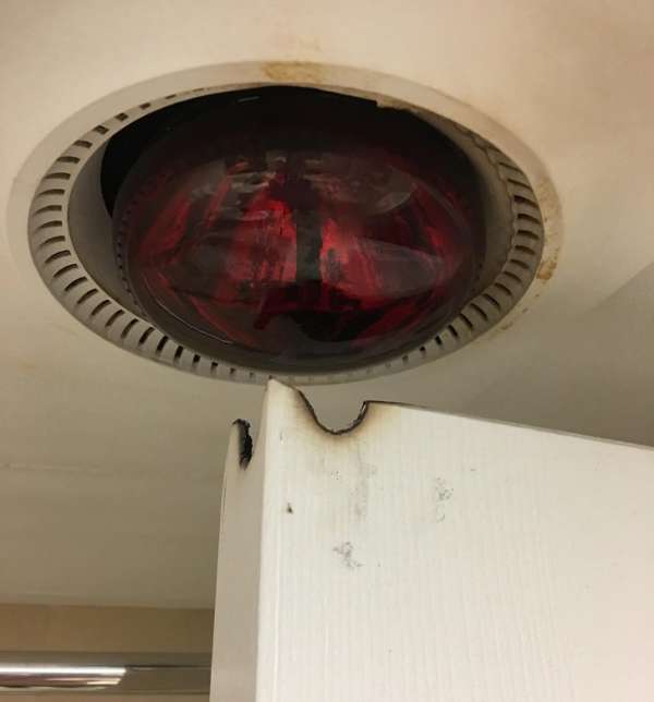 Une lampe chauffante au-dessus d'une porte en plastique, pourquoi