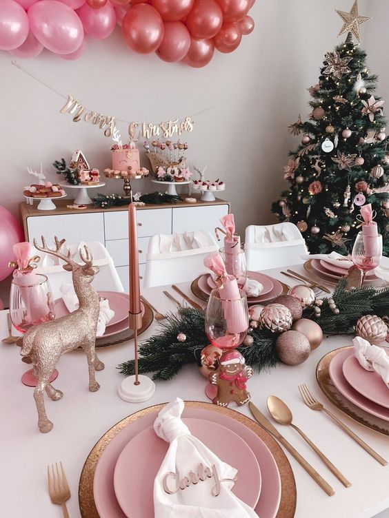 12 Idées pour une déco Noël dans les tons de rose - Guide Astuces