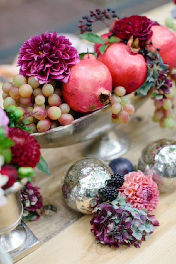 Centre de table corbeille de fleurs et de fruits