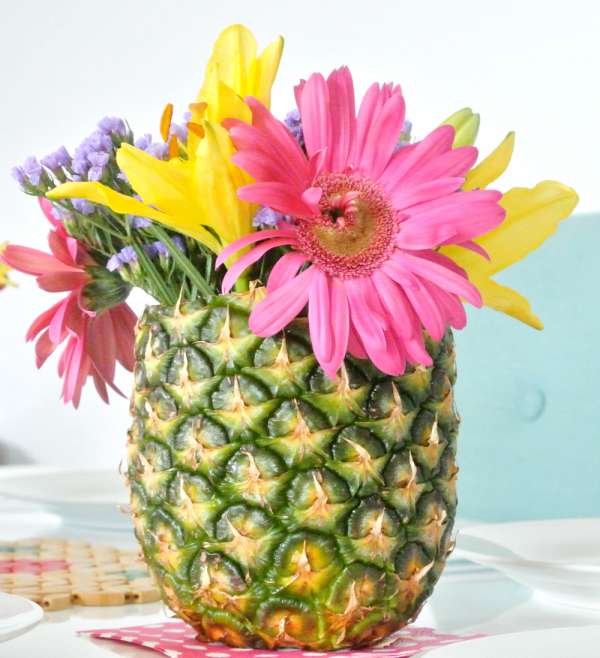 Centre de table vase avec un ananas