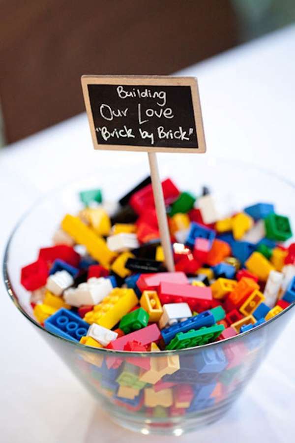 Centre de table bol en verre rempli de pièces de Lego
