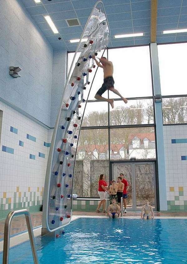 Un mur d'escalade dressé au-dessus d'une piscine pour ne prendre aucun risque