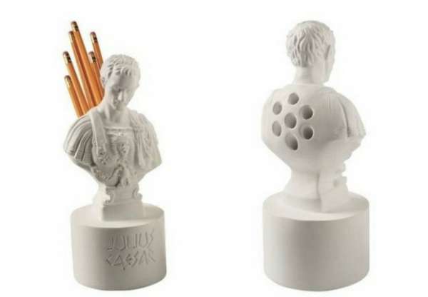Une statuette originale de Jules César qui fait porte-crayons