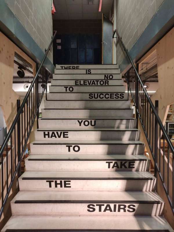 Des escaliers qui vous encouragent à travailler - Il n'y a pas d'ascenseur qui mène au succès, prenez les escaliers