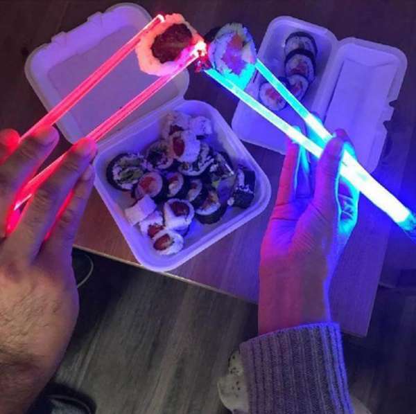 Des baguettes chinoises lumineuses façon Star Wars