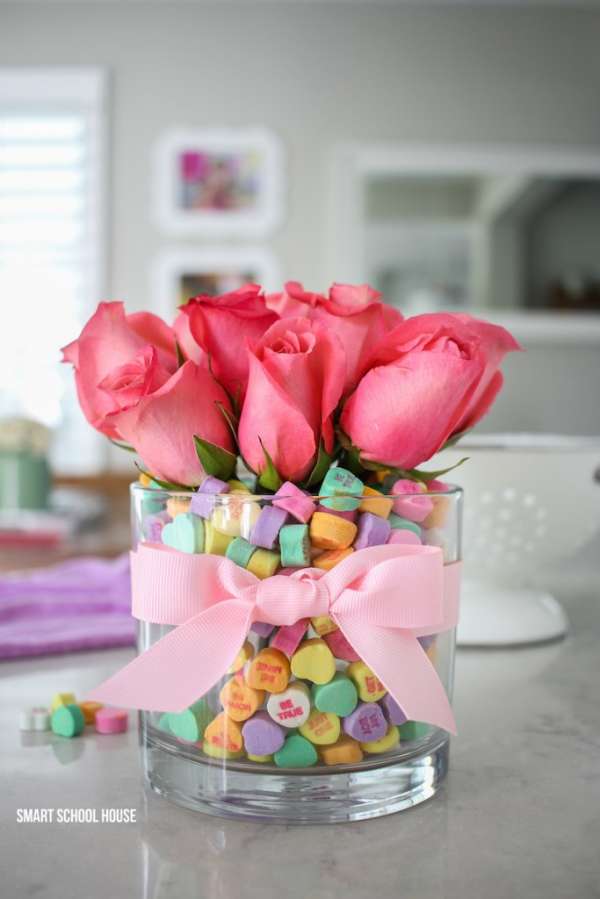Un vase qui allie fleurs et bonbons