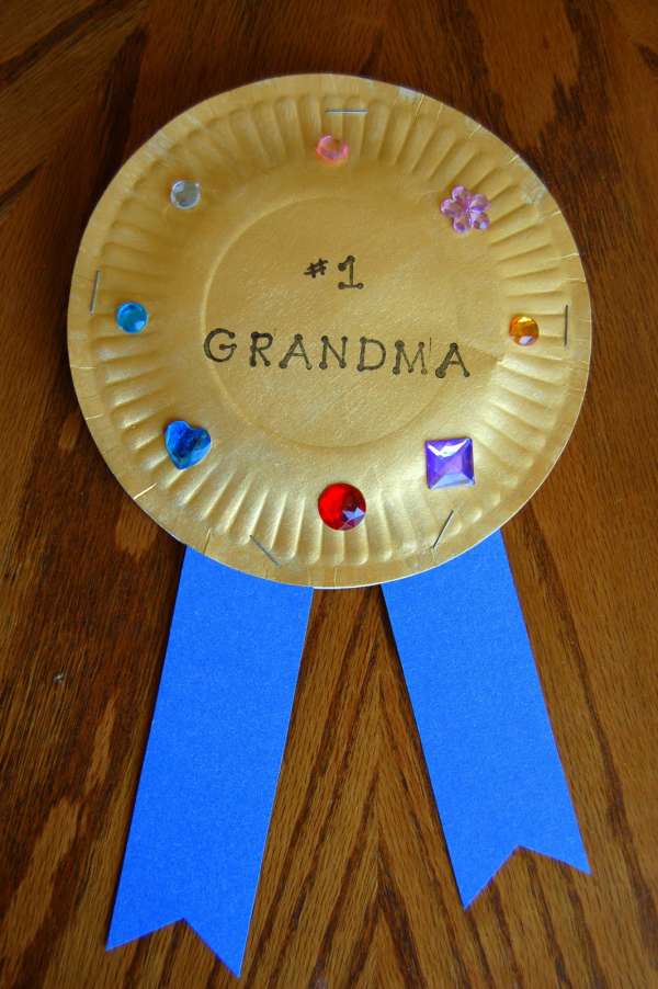 Médaille de la grand-mère numéro 1 fabriquée avec une assiette en carton