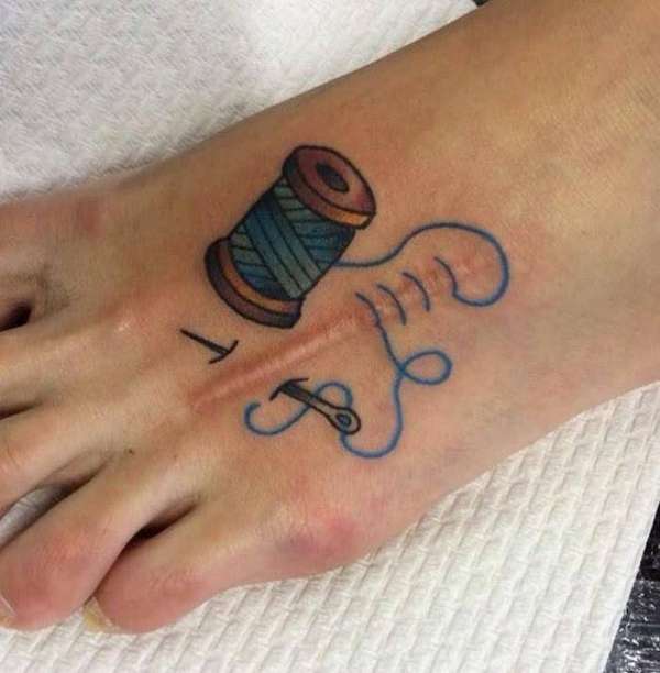 Un tatouage couture pour cette cicatrice sur le pied
