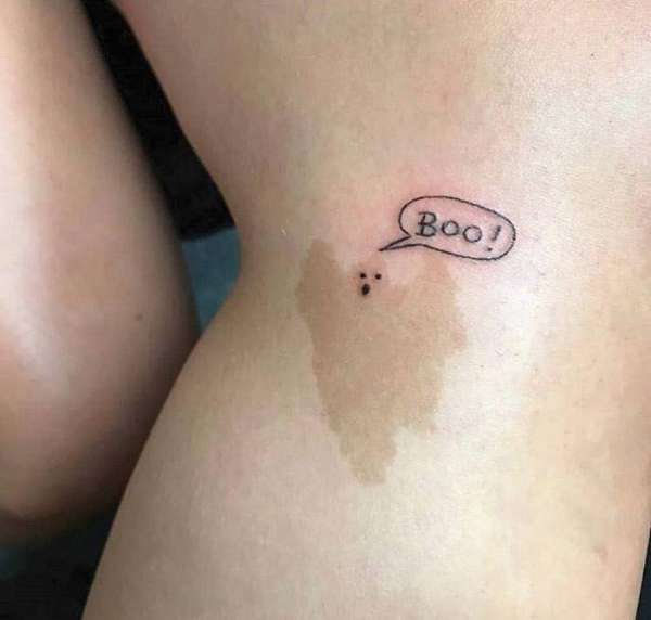 Boo dit le fantôme de ce tatouage sur une tache de naissance