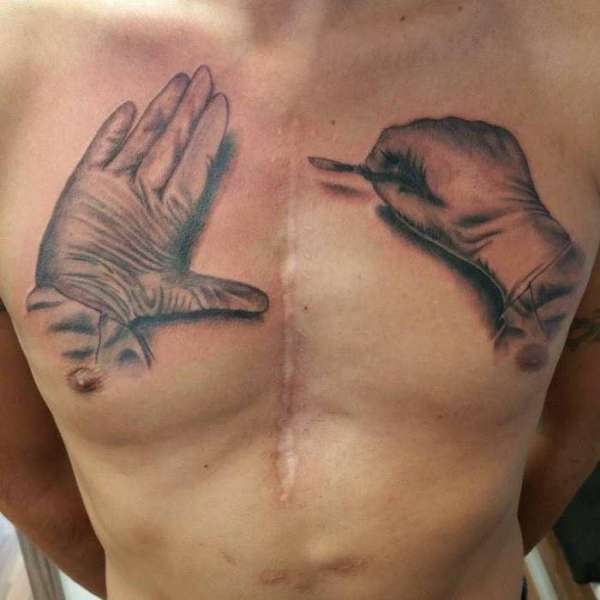 Un tatouage opération à cœur ouvert