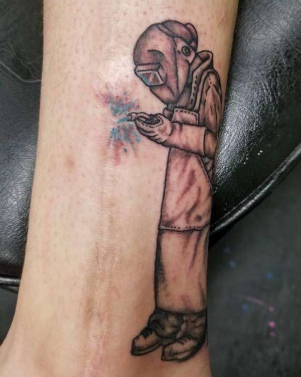 Un tatouage soudeur entrain de travailler pour cette cicatrice