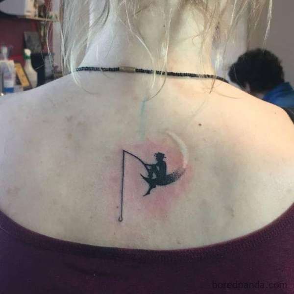 Un tatouage homme sur la lune entrain de pêcher pour mettre en caleur cette cicatrice