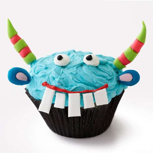Cupcake monstre rigolo avec des dents saillantes