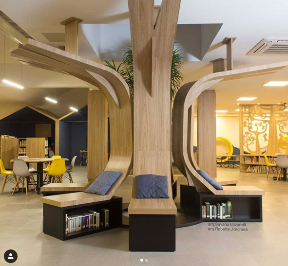 Bibliothèque d'école avec un coin lecture au design moderne