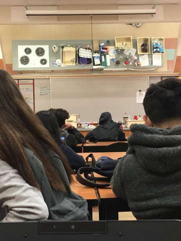 Un miroir au-dessus de la table du professeur pour que les étudiants puissent suivre le cours de cuisine