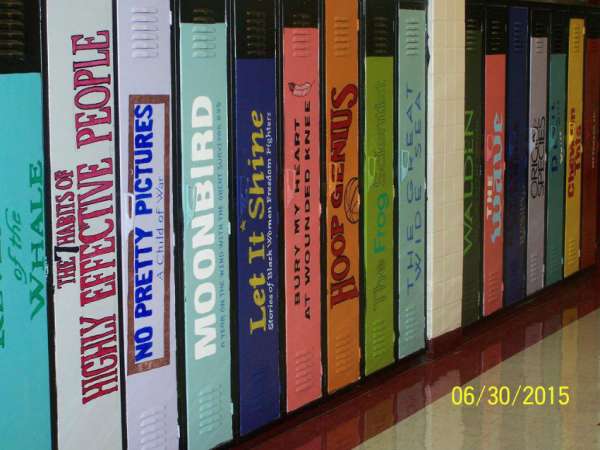 Décoration des casiers de l'école en couvertures de livres