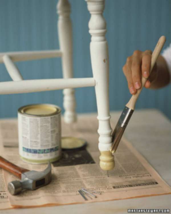 Surélever les meubles avec des clous pour faciliter la peinture des pieds