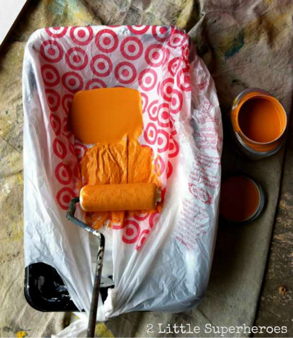 Couvrir le bac à peinture avec un sac en plastique ou du papier aluminium pour ne pas avoir à le nettoyer