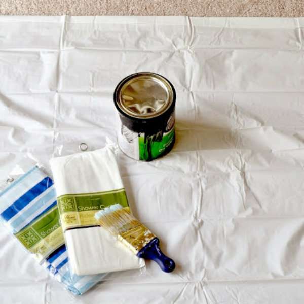 Utiliser un rideau de douche pour protéger le sol et les meubles des éclaboussures de peinture
