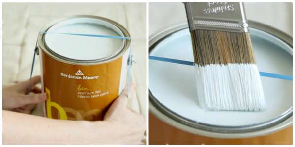 Enrouler un élastique autour de la boite de peinture pour enlever l'excès de peinture du pinceau