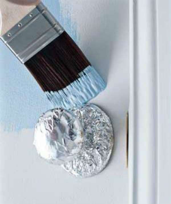 Couvrir les poignées de porte avec du papier aluminium