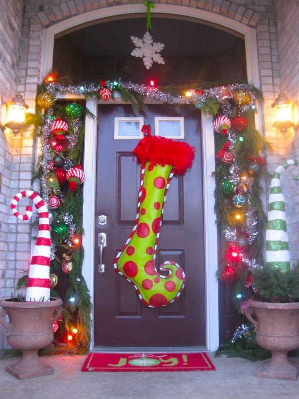 Une porte sur le thème du Noël du Grinch