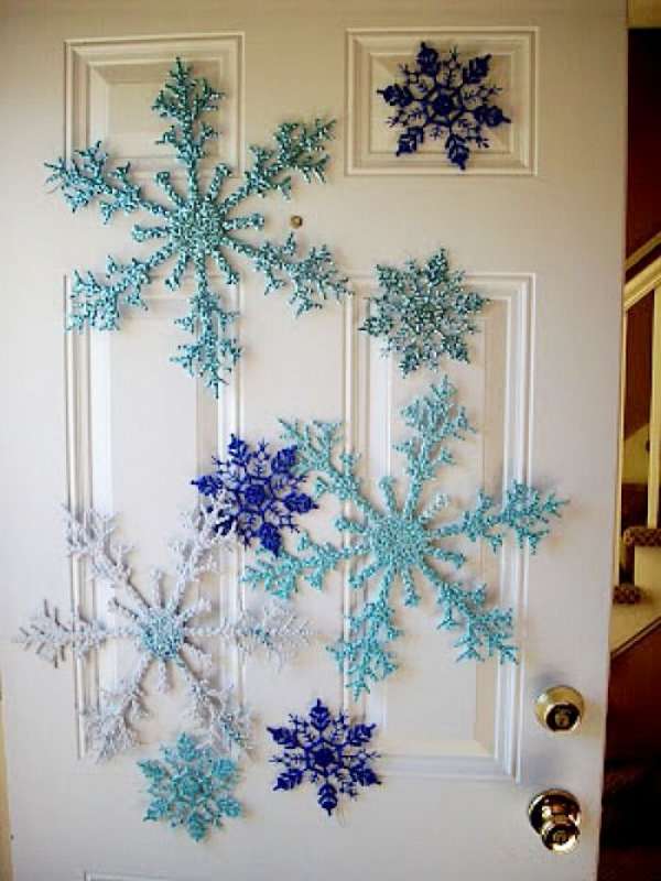 Une porte décorée de flocons de neige
