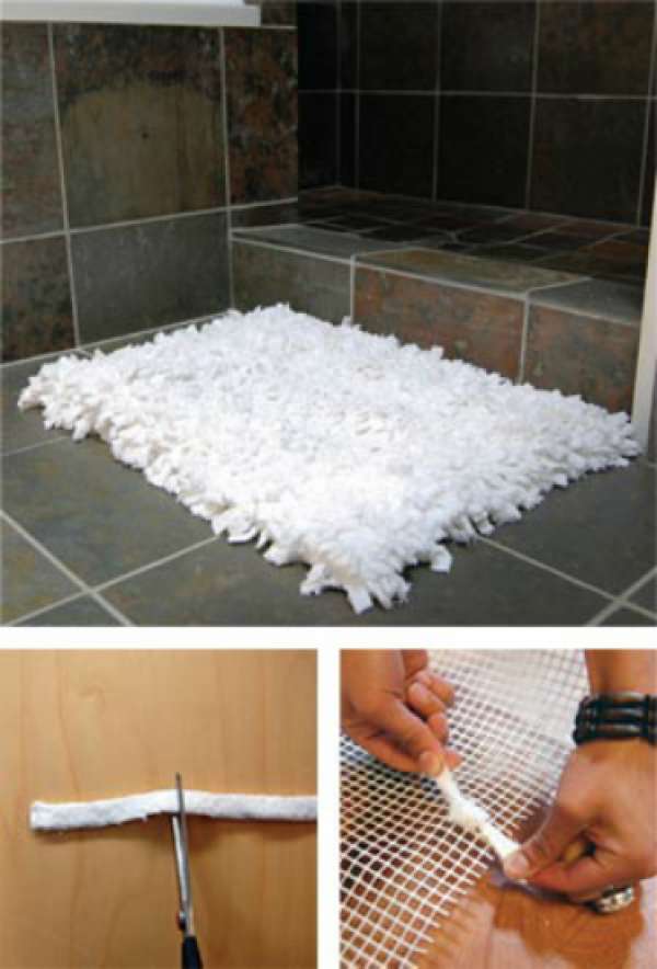 Un tapis de bain fait avec de vieilles serviettes