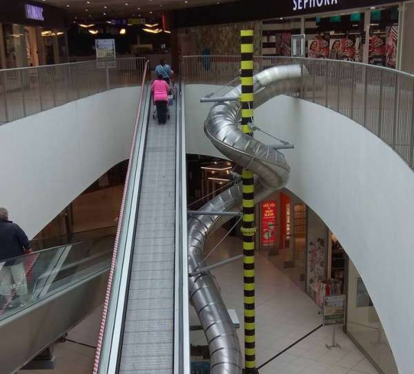 Vous pouvez prendre le toboggan à la place des escalators