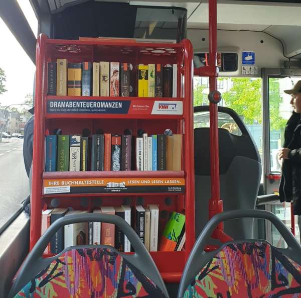 Le bus dans la ville de Hambourg a une bibliothèque