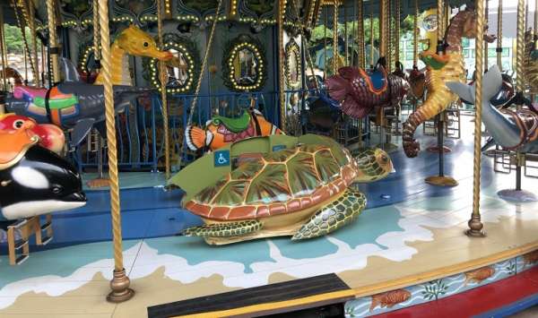 Ce carrousel à Hong Kong a une tortue de mer spéciale pour les enfants à besoins spéciaux