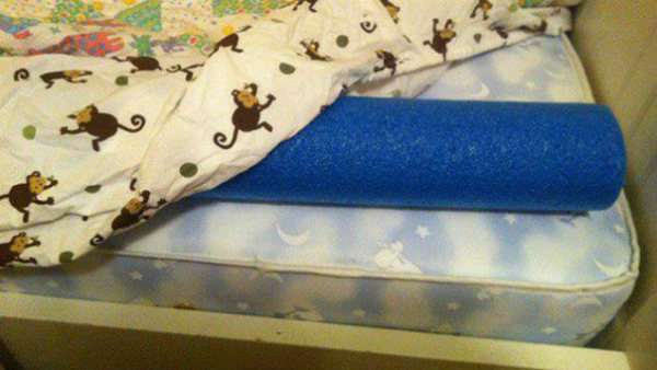 Empêcher les enfants de tomber du lit avec une frite de piscine glissée sous le drap housse