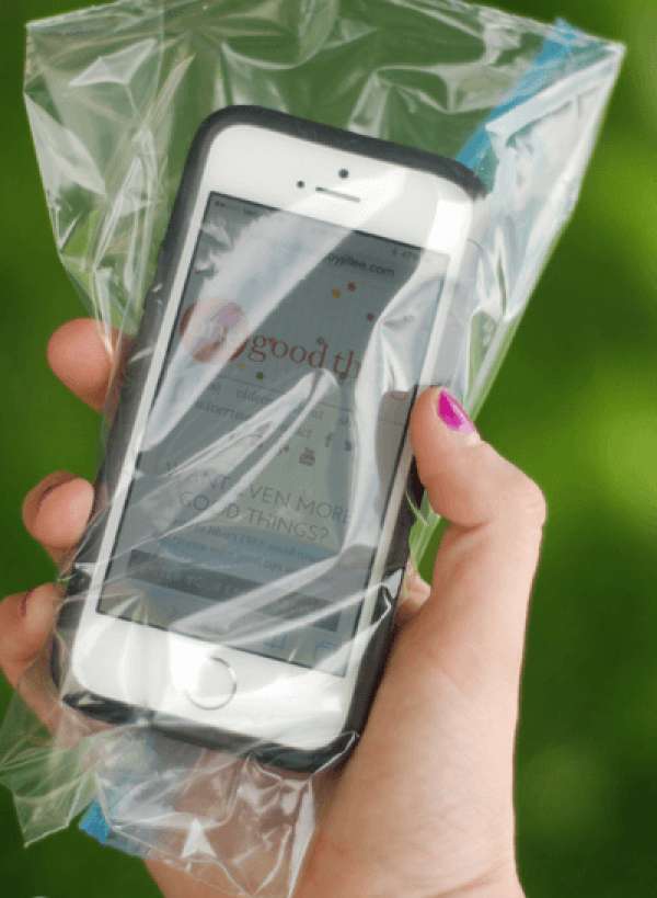 Protégez votre téléphone portable de l'eau à la piscine ou à la plage en le mettant dans un sac congélation