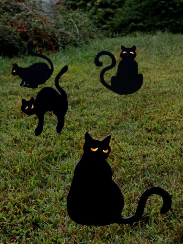 Silhouettes de chats noirs