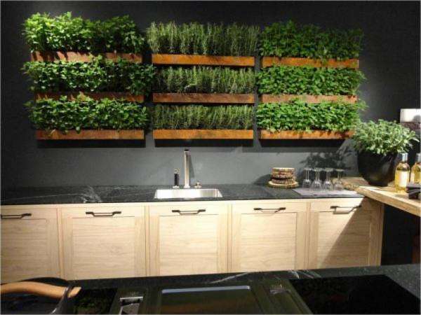 Transformez des bacs en bois en jardinières pour vos aromates que vous pouvez accrocher dans la cuisine