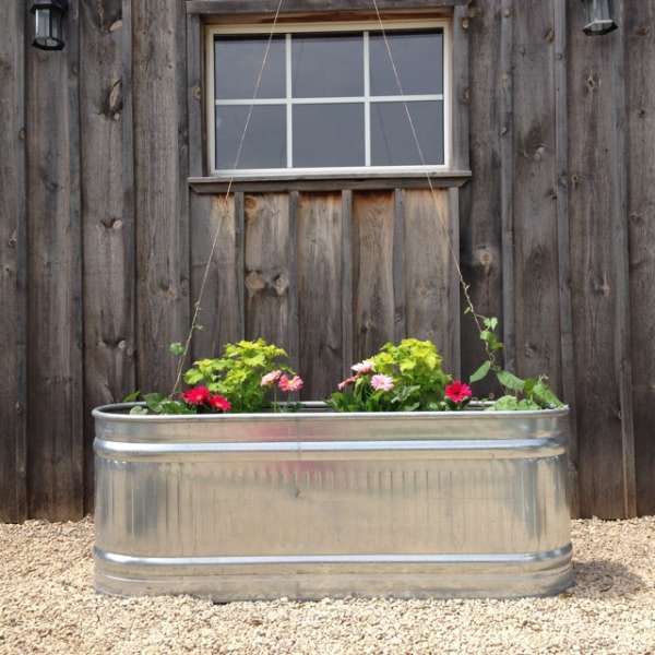 Réutilisez un abreuvoir d'eau pour faire un jardin surélevé original et solide