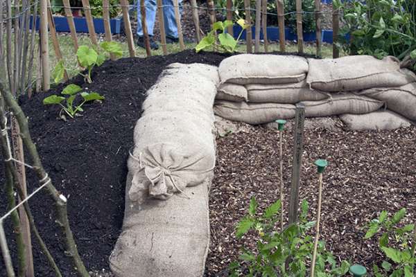 Utilisez des sacs de sable pour faire un jardin surélevé simple et diffèrent