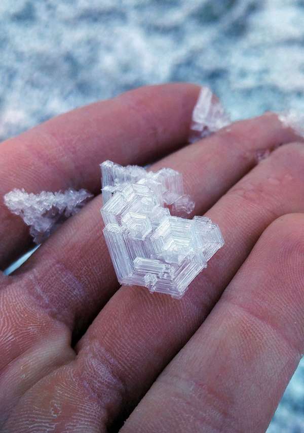Formation de grands cristaux de glace en suisse