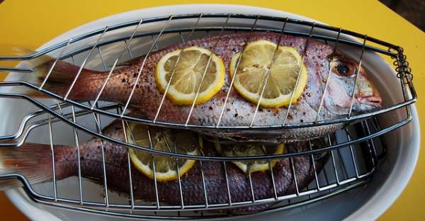 Mettez des rondelles de citron entre le poisson et la grille du barbecue pour qu'il ne colle pas