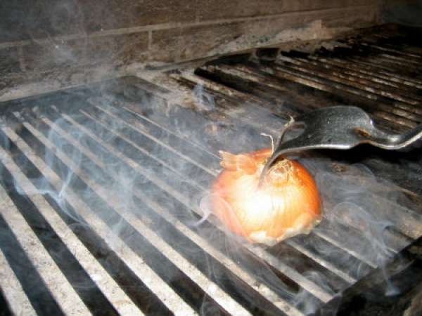 Frottez la grille du barbecue avec un demi-oignon pour que les grillades ne collent pas