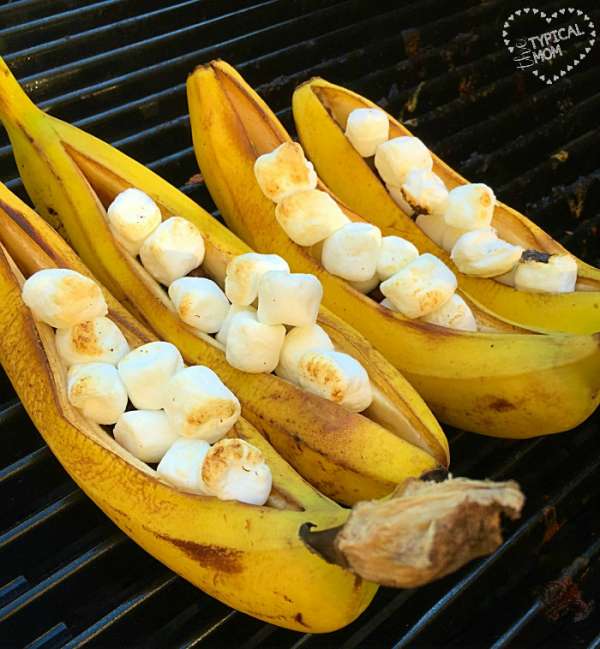 Faites griller des bananes avec des guimauves pour un dessert gourmand