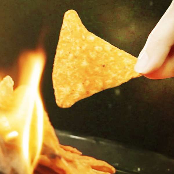 Utilisez des chips de tortillas pour allumer votre barbecue facilement