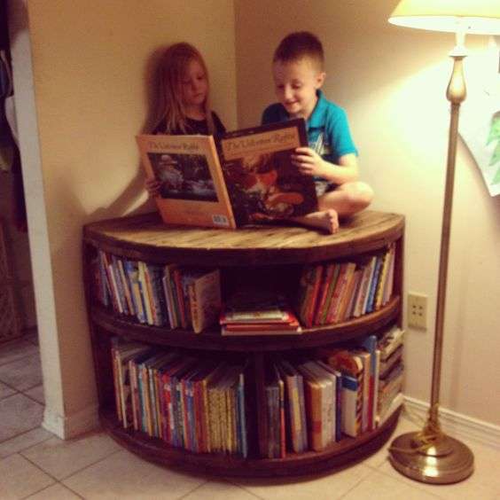 Une mini-bibliothèque pour enfants à partir d'un touret