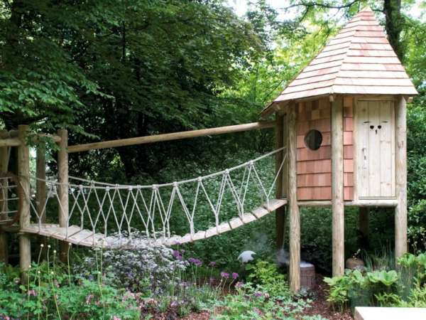 Une cabane en bois avec un pont de corde pour vos petits aventuriers