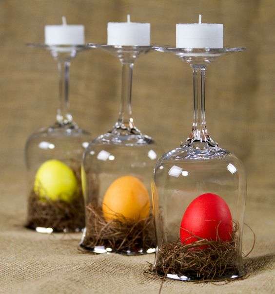 Verres à pied transformés en nids d'œufs décoratifs pour Pâques