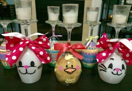 Porte-bougies DIY pour Pâques faits à partir de verres à vin décorés avec de la peinture et du feutre indélébile