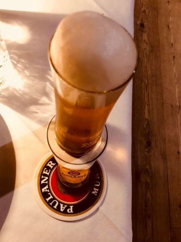 Un sous-verre en forme de verre de bière avec un effet en relief